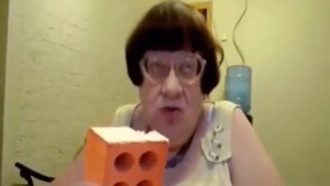 Бабка жрёт кирпич полнотелый М125 Чалтырь