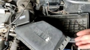 Замена воздушного фильтра авто Мицубиси Каризма 2003 года, в домашних условиях.