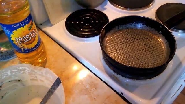 Оладьи бюджетные. Рецепт оладий на майонезе. Лайфхачик!