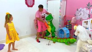 Настя превращает маленькие игрушки в большие