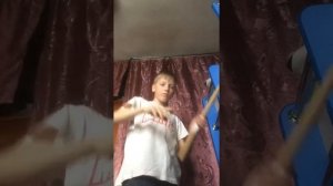 Как крутить палку на руке обучение !!