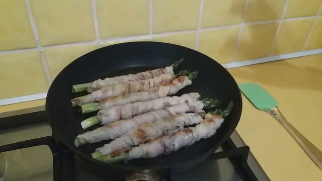 Мужская кухня! Спаржа в беконе просто на сковороде! Безумно вкусная спаржа! Рестораны завидуют вкус смотреть онлайн
