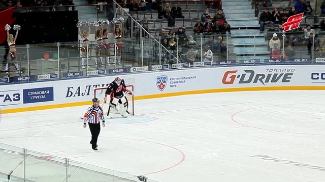 Три сейва Костина. Вратарь "Авангарда" приносит команде победу над "Амуром" смотреть онлайн