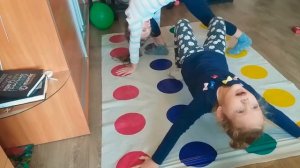 играем в твистер с Симой  Фоминой