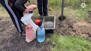 Провели свет?Бетонирую столбы под ворота.