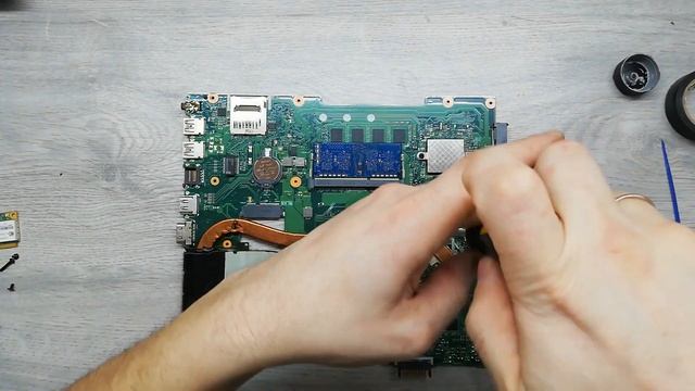 Как разобрать и почистить ноутбук Asus X550CC. Как устранить перегрев ноутбука. смотреть онлайн