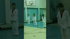 Экзамен по тхэквондо на белый пояс с желтой полоскай я по середине