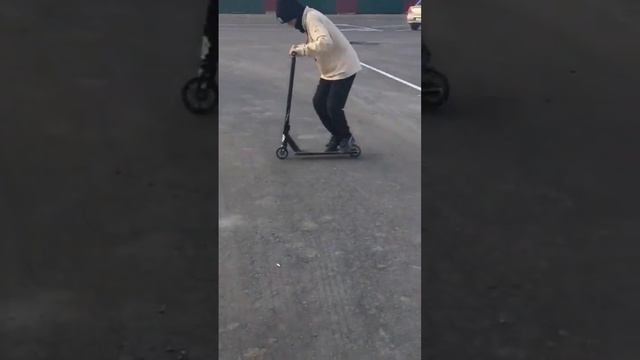 РОК Н РОЛ ХАЛФ КАБ ВИП НА САМОКАТЕ # #лето #самокат #трюкинасамокате #scooter