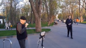 ХОТЬ Я С ВАМИ СОВСЕМ НЕ ЗНАКОМ!👍🌸🙂/ИСПОЛНЯЕТ ВАДИМ ЗАХАРЕВСКИЙ/САД ШЕВЧЕНКО ХАРЬКОВ МАЙ 2021