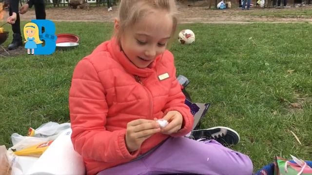 Владка-Шоколадка на пикнике играем и распаковываем подарки на Пасху. Easter BBQ and unboxing of toy