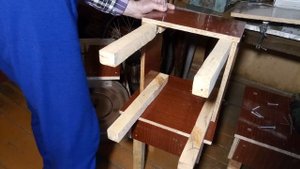 Изготовление табуретки из старой мебели.