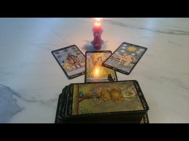 Гадалка с картами. Гадание на бывшего дзен. Гадалка фото. Гадание на бывшего дзен. Чем он сейчас занимается гадание.