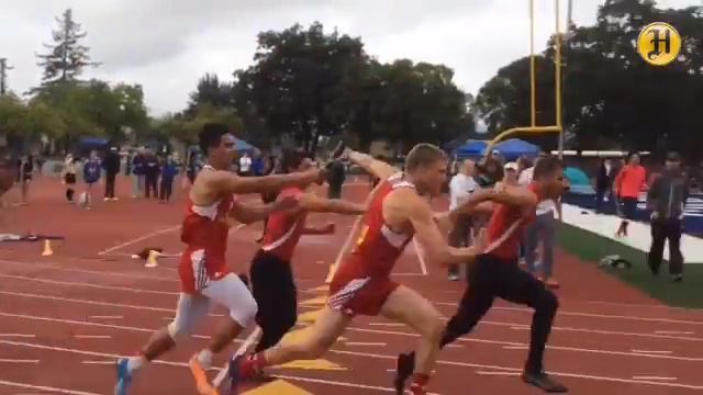 Emilio Martinez hands the baton off to Kevin Telford as Palma finishes second in the 400 relay at t смотреть онлайн
