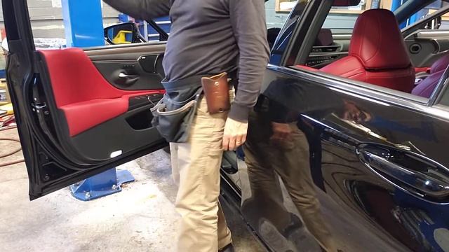 Lexus ES250/350 2021 Door panel sweep removal смотреть онлайн