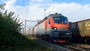 Железная дорога. Электровоз ЭП20-026 с Двухэтажным поездом Москва-Ижевск