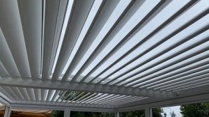 Алюминиевая биоклиматическая пергола с автоматической поворотной крышей от компании Без скрипа.