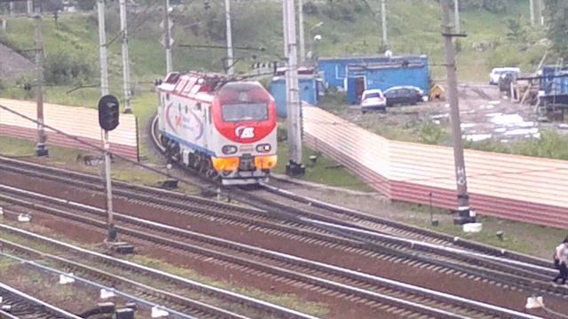 Очень красивый локомотив едет недалеко от станции Навалочная