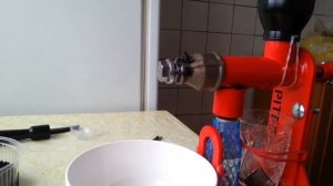 Испытания ручного маслопресса Piteba. Отжим масла из семян черного тмина.