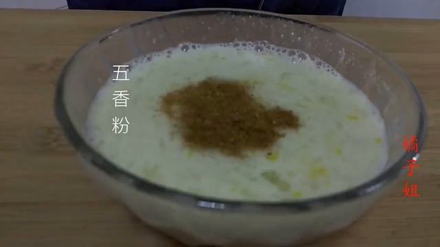 橘子姐美食 | 莲藕别再炒着吃了，把它做成小零食，酥脆掉渣，香酥可口，比薯片好吃太多了。