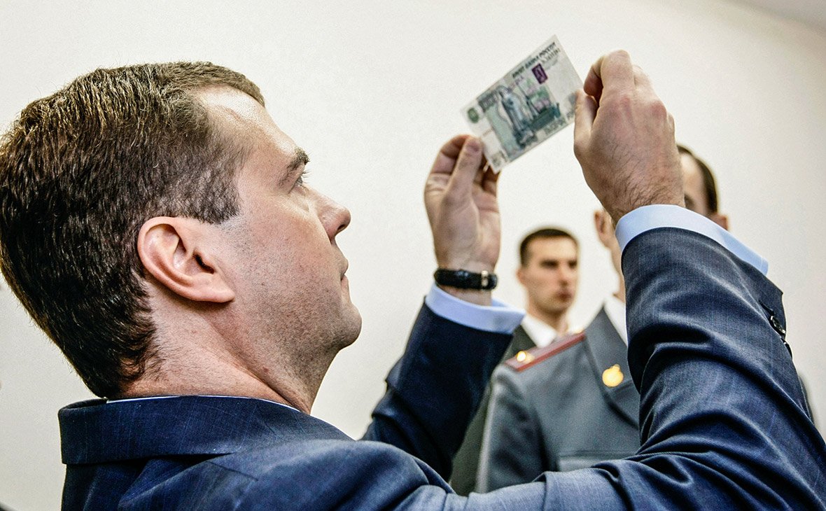 Почему рубль падает и чем нужно запасаться?