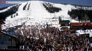 Массовый спуск лыжников и сноубордистов в купальниках со склонов «Шерегеш»