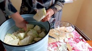 Квашеная капуста. Сочная и хрустящая - простой рецепт.