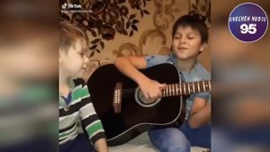 ЧЕЧЕНСКИЕ МАЛЬЧИКИ ПОЕТ ОЧЕНЬ КРАСИВО НА ГИТАРЕ