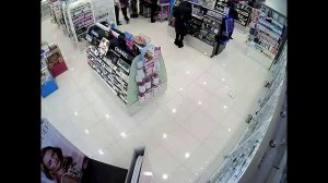 Кража духов в парфюмерном магазине