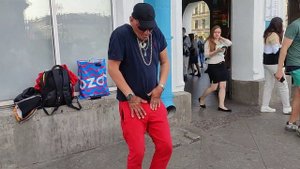 Самый популярный танцор на Невском проспекте в Санкт-Петербурге Майкл начинает сольное выступление!