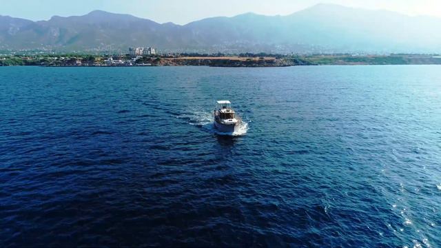 A motor yacht, completely made of wood, high seaworthiness. / Моторная яхта из дерева