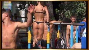 Девушки на турниках.