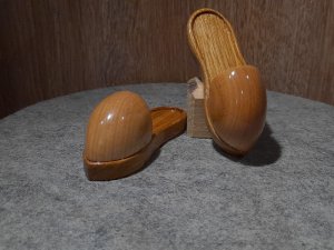 Тапочки из дерева или оригинальный магнит на холодильник.