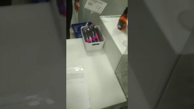 продавцам закон не писан главное принудить надеть тряпку на лицо...