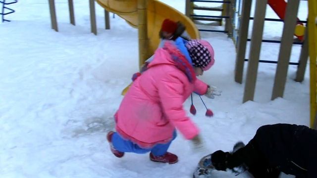 ДЕТИ КАТАЮТСЯ С ГОРКИ НА ДЕТСКОЙ ПЛОЩАДКЕ ЗИМОЙ смотреть онлайн