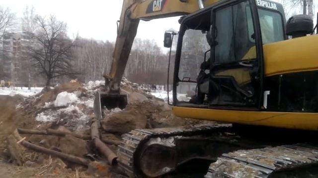 Гусеничный экскаватор CAT 330DL. 2010 года. работа