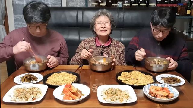 우와~! 얼큰한 소고기 대파 육개장 먹방 (겨울 배추전, 고추기름 물만두) Beef Yukgaejang Mukbang / Korean Food Recipes смотреть онлайн