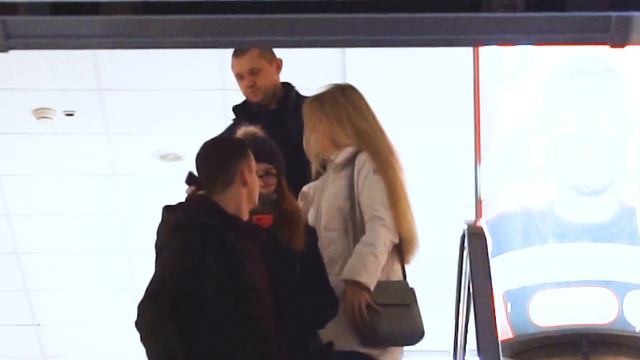 ПРИСТАЛЬНЫЙ ВЗГЛЯД НА ЭСКАЛАТОРЕ  /  Реакция людей