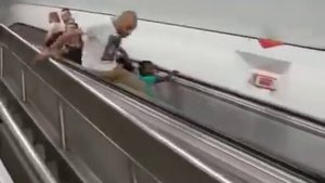 Жесткое падение на эскалаторе   Подборка видео от 09 12 2013