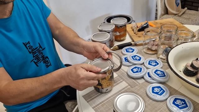 Подготовка к Новому году. Установка ёлки. Такую тушёнку можно и на новогодний стол поставить. смотреть онлайн