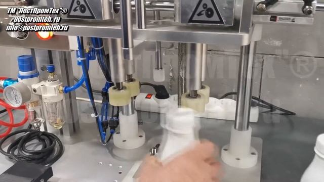 Полуавтоматический закручивающий блок для бутылок с кефиром. Укупорочное оборудование. Закручивание