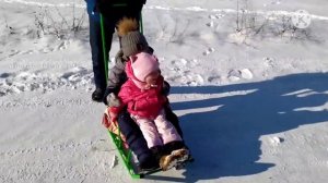 Зимние забавы.  Дети катаются с горки.