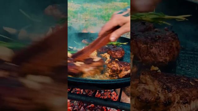 Самая любимая часть путешествий та, в которой готовим вкусное мясо