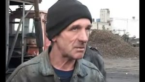 Ржака. Пьяный шахтер заползает в кадр.