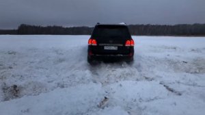 Land cruiser 200 кружит по снегу