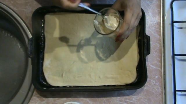Простая пицца с грибами и сметанным соусом