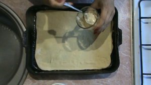 Простая пицца с грибами и сметанным соусом
