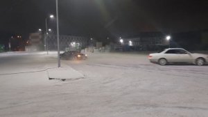 машины дрифтуют зимой