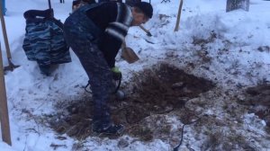 Копка могилы зимой в Балезино