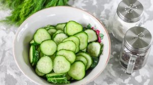 Малосольные огурцы с уксусом