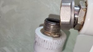 Ремонт радиатора отопления rifar, замена фитинга, установка кронштейна